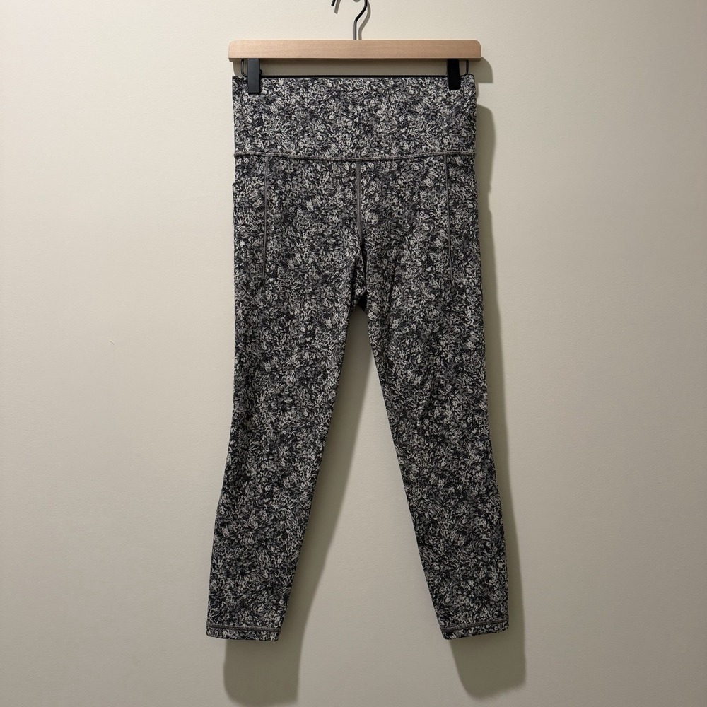 Athleta Salutation Stash Pocket II 7/8 Small Moonflower Black Leggings